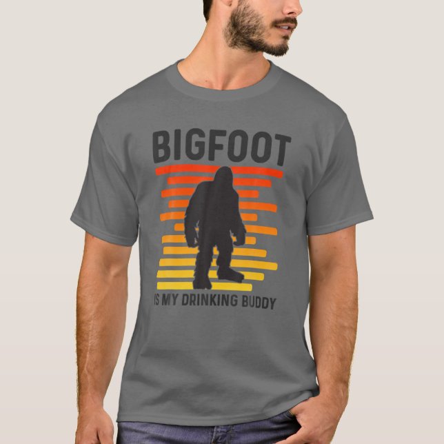 Camiseta Pie grande es mi bebida Buddy Retro Sasquatch (Anverso)
