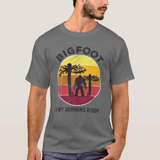 Camiseta Pie grande es mi bebida Buddy Retro Sasquatch (Anverso)