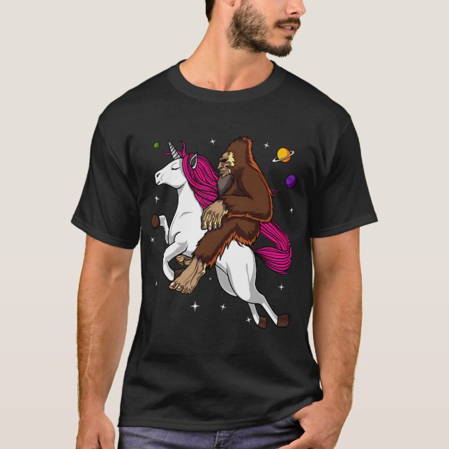 Camiseta Pie Grande espacial montando unicornio (Anverso)