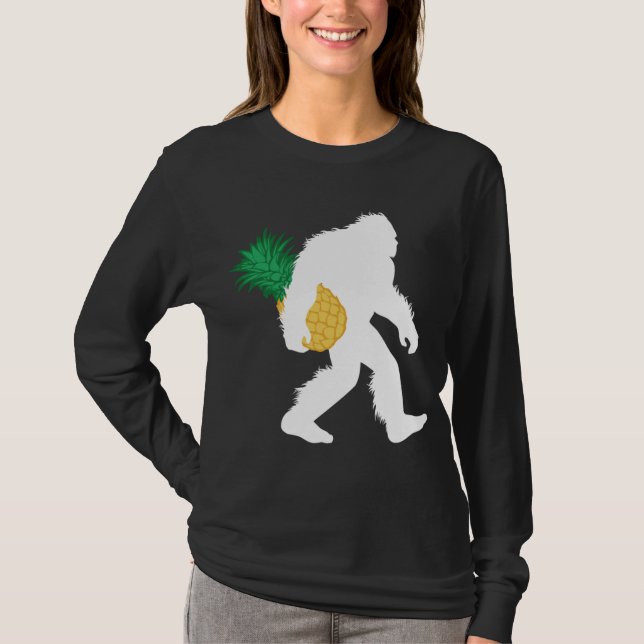 Camiseta Pie Grande Que Lleva Pineapple Sasquatch Con Fruta (Anverso)