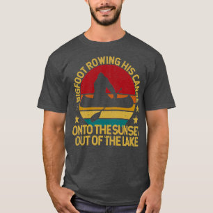 Camiseta Pie grande remando su canoa al atardecer