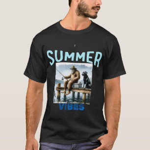 Camiseta Pie Grande sentado en un muelle pescando con su la