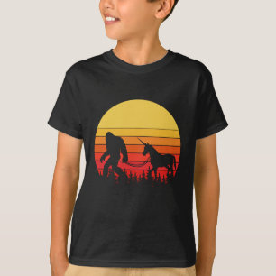 Camiseta Pie grande y unicornio en un diseño retro