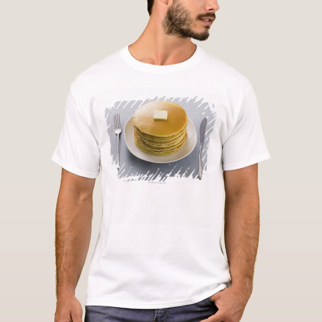 Camiseta Pila de crepes con mantequilla en una placa (Anverso)