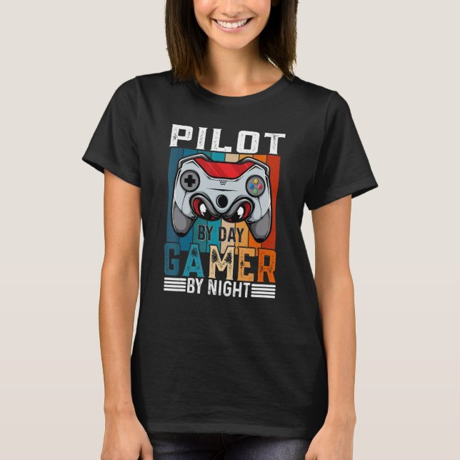 Camiseta PILOT By Day Gamer By Night Meme Para Los Jugadore (Anverso)