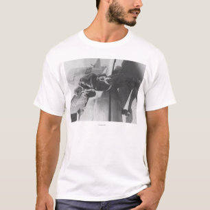Camiseta Piloto de Howard Hughes abordando un avión complet
