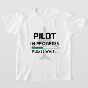 Camiseta piloto en curso en el futuro avión piloto