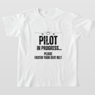 Camiseta piloto en curso en el futuro avión piloto