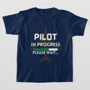 Camiseta piloto en curso en el futuro avión piloto