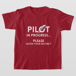 Camiseta piloto en curso en el futuro avión piloto