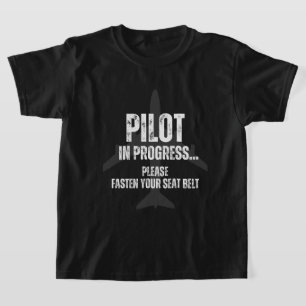 Camiseta piloto en curso en el futuro avión piloto