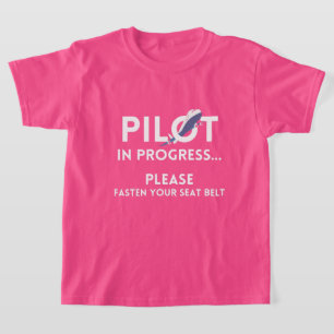 Camiseta piloto en curso en el futuro avión piloto