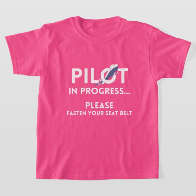 Camiseta piloto en curso en el futuro avión piloto (Distribución)