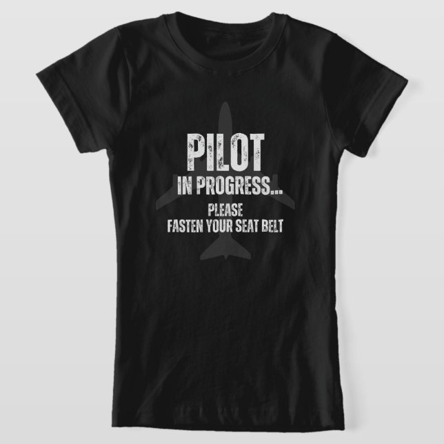 Camiseta piloto en curso en el futuro avión piloto (Distribución)