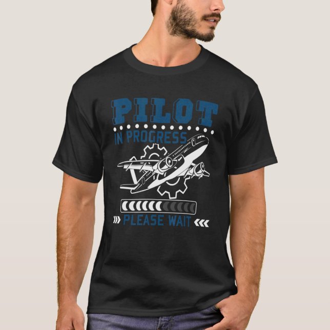 Camiseta Piloto En Curso, Por Favor, Espere Un Futuro Plan  (Anverso)