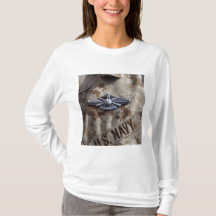Camiseta Pin del dispositivo de guerra de fuerza marina de 