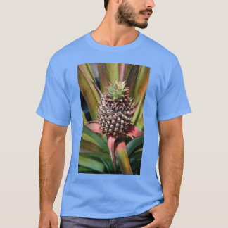 Camiseta Piña joven creciendo bajo el sol tropical ret