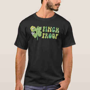 Camiseta Pinch Proof Shamrock Retro Groovy St Patrick's Day