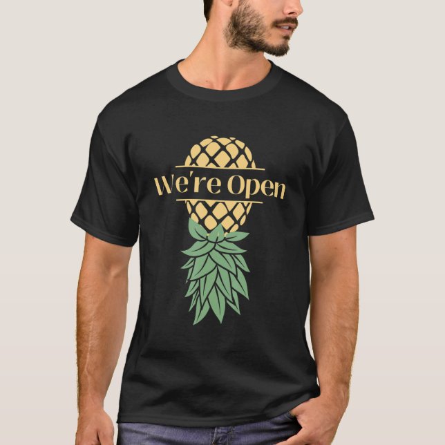 Camiseta Pineapple boca abajo Somos Swingers abiertos (Anverso)