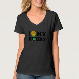 Camiseta Pineapple Mi Esposo Al revés Me Dio Gracia.