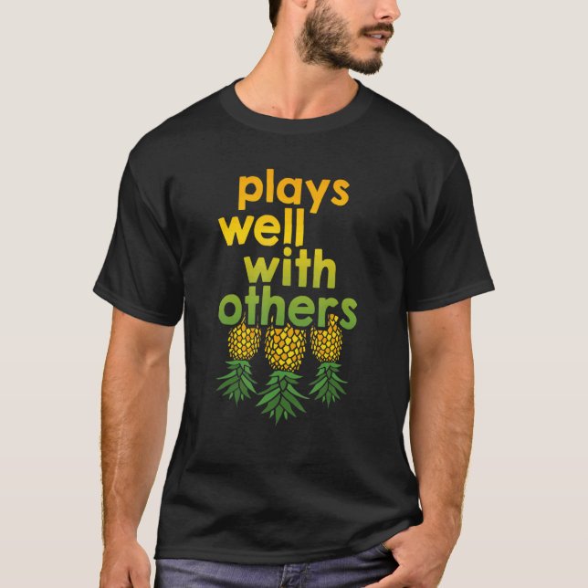 Camiseta Pineapple Upside Down Juega Bien Con Otros 2 (Anverso)