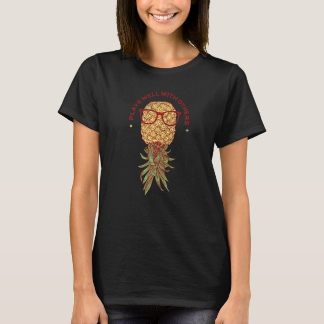 Camiseta Pineapple Upside Down Swinger Cool  Juega Bien Con (Anverso)