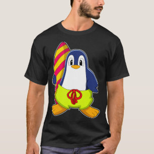 Camiseta Pingüino como surfista con tabla de surf