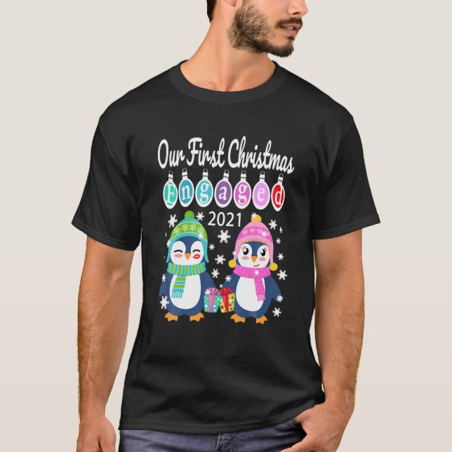 Camiseta Pingüino Pareja Nuestro Primer Engag De Navidad (Anverso)