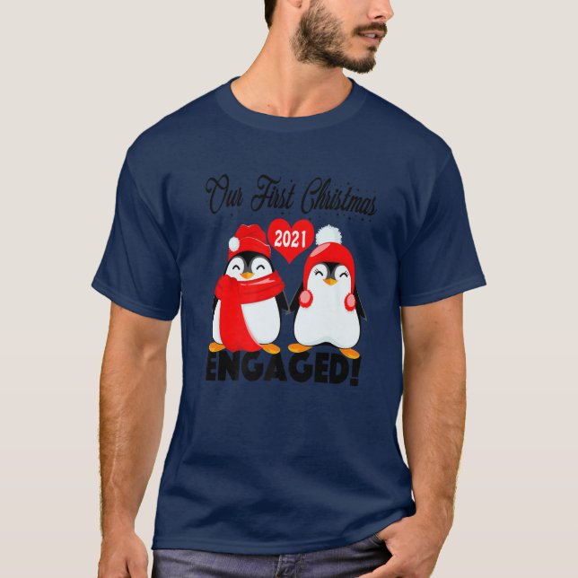 Camiseta Pingüino Pareja Nuestro Primer Engag De Navidad (Anverso)