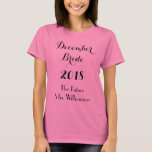 Camiseta Pink de futuras novias<br><div class="desc">WeddingsbyRhoadie es el mejor lugar para productos personalizados únicos! Celebren a su próximo boda esta camiseta de Novia. Esta camisa de algodón rosa muestra "Diciembre Novia" "Año" con la plantilla The Future Mrs. Your Name escrita en negro. ¡Elige la tuya!</div>