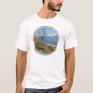 Camiseta Pino en la orilla rocosa del lago