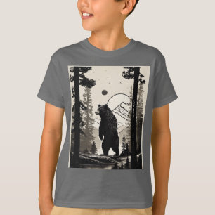 Camiseta Pinos y Emblema de Oso – Logo Minimalista al Aire 