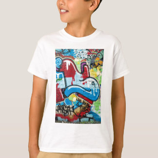 Camiseta Pintada abstracta en la pared de ladrillo