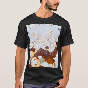 Camiseta Pintura blanca agrietada, coche oxidado.