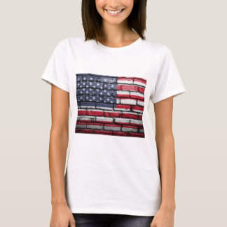 Camiseta pintura de la bandera americana en una pared de la