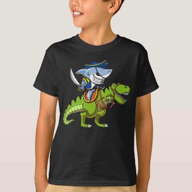 Camiseta Pirata de tiburón montando una fantasía de dinosau (Anverso)