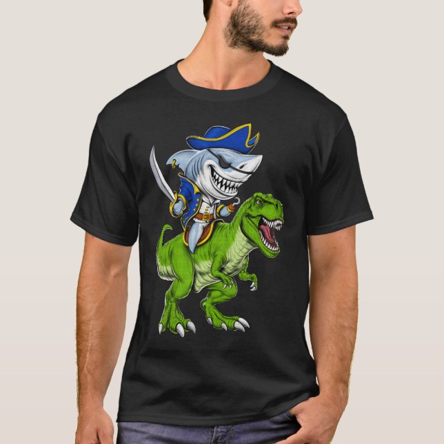 Camiseta Pirata de tiburones montando dinosaurio T-Rex (Anverso)