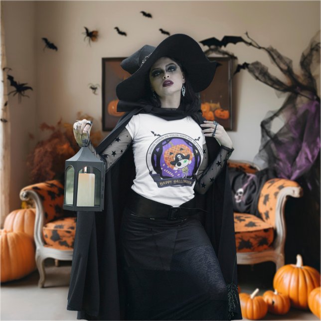 Camiseta Pirata skeleton cat (A woman wearing a witch costume wears the Pirate skeleton cat T-shirt.)