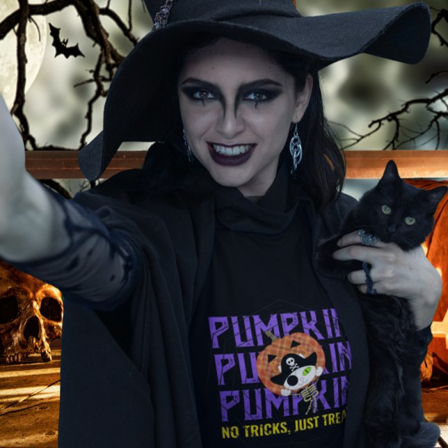 Camiseta Pirata skeleton cat (Selfie shot of a witch coming ”Pirate skeleton cat T-shirt” with a black cat.)