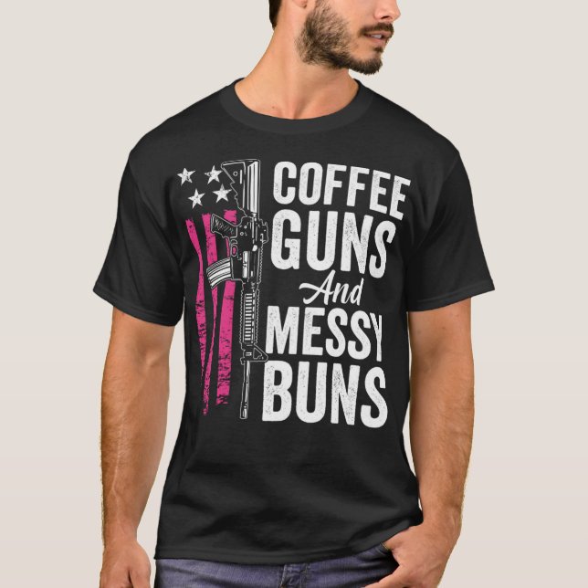 Camiseta Pistolas De Café Y Bollos Desordenados - Pink AR15 (Anverso)