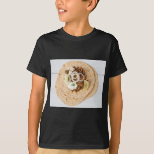 Camiseta Pita gyros con tzatziki ensalada de col y aceituna
