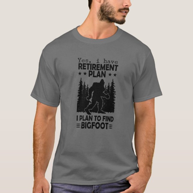 Camiseta Plan de Jubilación de Pie Grande Dice Funny Sasqua (Anverso)