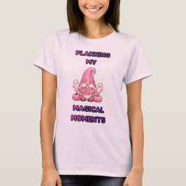 Camiseta Planeando Mis Momentos Mágicos – Gnomito Rosa