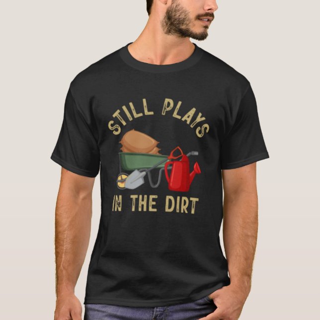 Camiseta Plant  Garden Still Plays In The Dirt Gardener (Anverso)