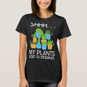 Camiseta Plantar Shhh Mis Plantas Son Jardinería Durmiente