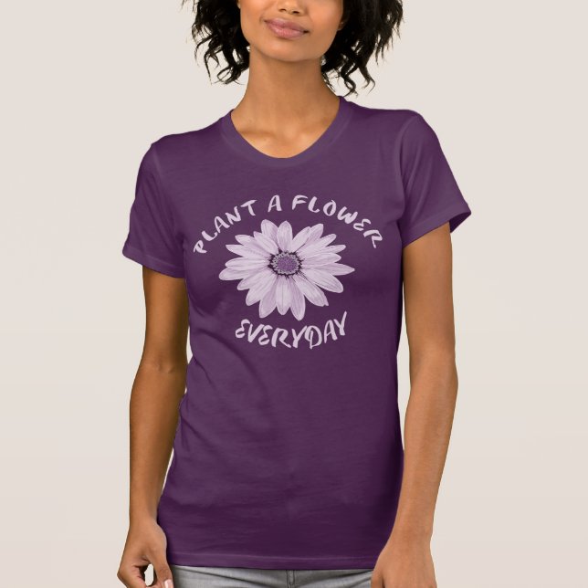 Camiseta Plantar Una Flor Cada Día (Anverso)