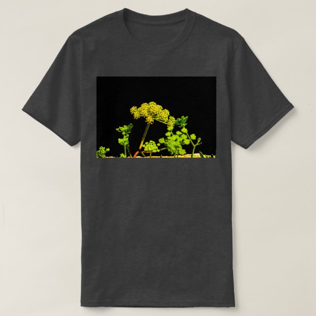 Camiseta Plantas amarillas floridas sobre fondo negro 1 (Diseño del anverso)