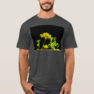Camiseta Plantas amarillas floridas sobre fondo negro 1