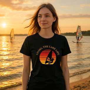 Camiseta Plantilla de vida de Chica de windsurf Retro Sunse