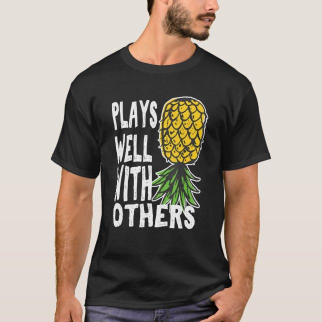 Camiseta Play Well With Others Up Side Down Pineapple Quote (Anverso)